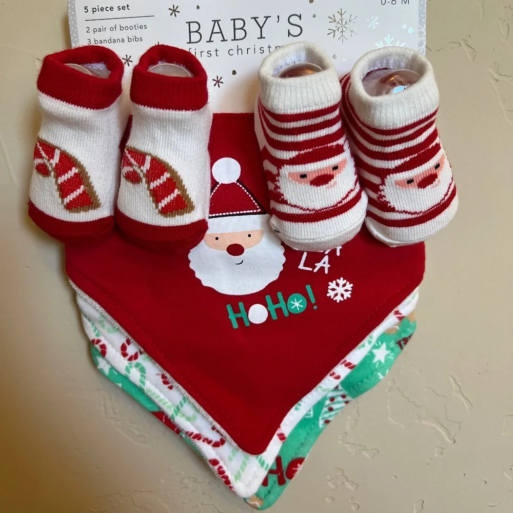 NWT - Christmas 5 Piece Set - 2 Pairs Booties, 3 Bandana Bibs - 0-6 mont…